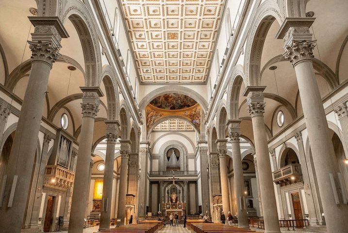 1425起工　サン・ロレンツォ聖堂（1480s竣工）  建築家 フィリッポ・ブルネレスキ